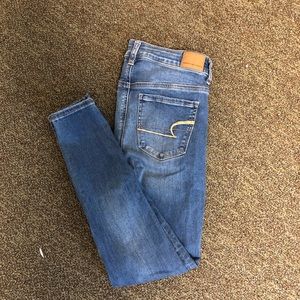 AMERICAN EAGLE HIGH RISE SKINNY JEANS